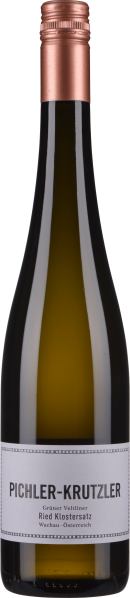 Dunkle Weinflasche mit langem Hals und kupferfarbenem Schraubverschluss, gefüllt mit gelblich-grünem Wein. Das Etikett ist weiß mit schwarzer Schrift.