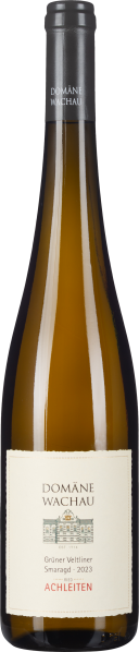 Eine hohe Weinflasche mit einem dunklen Hals und einem Etikett in gedeckten Farben. Der Flaschenkörper ist schmal und elegant, während der Wein einen warmen Gelbton hat.