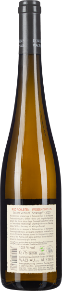 Braune Weinflasche mit dunklem Verschluss und länglichem Etikett auf hellem Hintergrund.