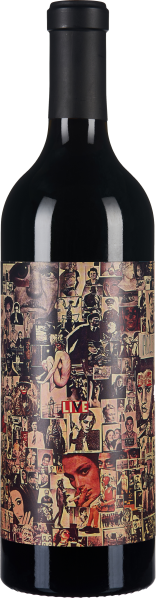 Die Weinflasche hat ein auffälliges Etikett, das aus einer Collage vieler kleiner, bunter Retro-Bilder und Fotografien besteht. Die Bilder zeigen verschiedene Personen und Szenen in einem lebendigen, künstlerischen Stil. Die Flasche hat eine klassische Fo