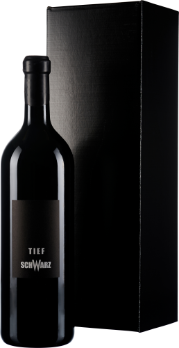 Dunkle Weinflasche mit minimalistischem Etikett vor einem schwarzen Hintergrund, begleitet von einer passenden schwarzen Verpackung.