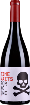 Dunkle Weinflasche mit rotem Verschluss und modernem Etikett, das ein schlichtes Totenkopf- und Knochen-Design zeigt.