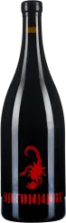 Schwarze Weinflasche mit glänzender Oberfläche, dekoriert mit einem roten Skorpionmotiv auf der Vorderseite.