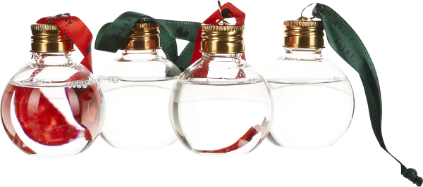 Vier runde Glasflaschen mit goldenen Verschlüssen, gefüllt mit klarer Flüssigkeit und farbigen Bändern.