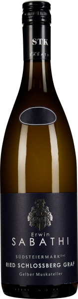 Eine Weinflasche mit dunkelgrünem Glas, eleganten schwarzen Etiketten und silberner Schrift. Oben ein schwarzer Verschluss, in der Mitte ein kleiner ovaler Ziereinsatz, unten ein größeres Etikett mit einem Wappen.