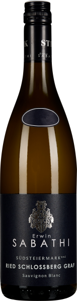 Eine elegante Weinflasche mit goldenem Inhalt, schwarzem Etikett und silbernem Schriftzug wirkt edel und hochwertig.