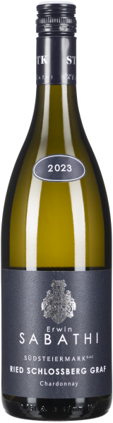 Grüne Weinflasche mit schwarzem Etikett, das ein Wappen zeigt. Der Schraubverschluss ist ebenfalls schwarz. Auf dem Etikett befindet sich eine ovale Plakette mit der Jahreszahl "2023".