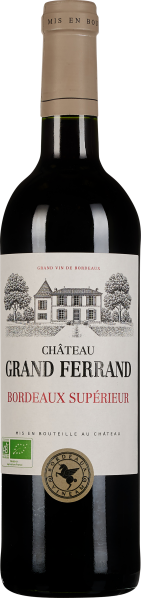 Eine elegante Weinflasche mit dunkelrotem Inhalt, schwarzem Hals und beigem Korken. Das Etikett zeigt eine feine Illustration eines Gebäudes in Schwarz-Weiß.