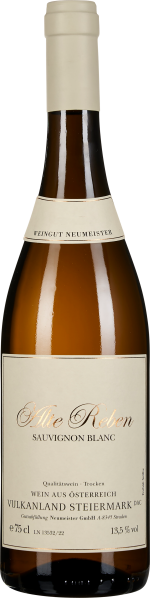 Eine elegante, schlanke Weinflasche mit cremefarbenem Etikett, auf dem oben der Name des Weinguts steht. Der transparente, goldene Inhalt der Flasche lässt auf feinen Weißwein schließen.