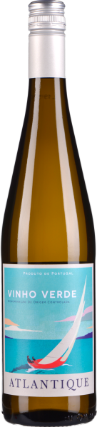 Braune Weinflasche mit silbernem Schraubverschluss, Etikett zeigt ein Segelboot auf blauem, welligem Wasser mit rosafarbenem Himmel, stilvoller Look.