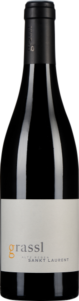 Dunkle Weinflasche mit schlichtem, modernem Etikett in Weiß und dezenter Schrift.