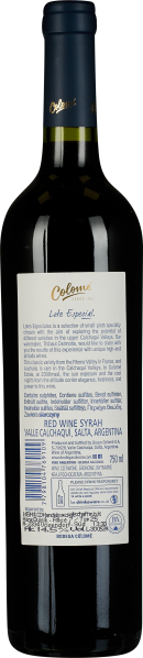 Dunkle Weinflasche mit blauem Hals, weißes Etikett, elegante Typografie.