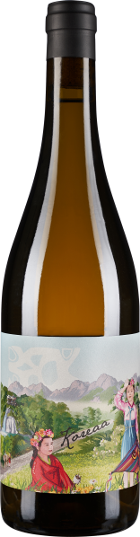 Eine Weinflasche mit grünlich-gelblichem Inhalt und einer künstlerisch gestalteten Etikette, die eine malerische Landschaftsszene mit Figuren und Bergen zeigt. Die Flasche hat einen dunklen Verschluss.