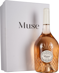 Eine elegante Weinflasche mit roséfarbenem Inhalt und kunstvoll gravierten Verzierungen, neben einer schlichten weißen Box.