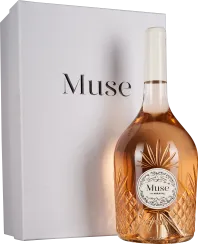 Eine elegante Weinflasche mit roséfarbenem Inhalt und kunstvoll gravierten Verzierungen, neben einer schlichten weißen Box.