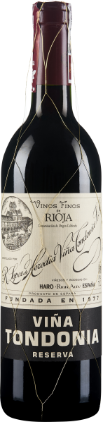 Dunkle Weinflasche mit goldenem Drahtgeflecht umwickelt, elegantes Etikett mit klassischen Schriftzügen und Abbildung einer Weinkellerei.