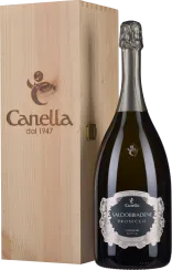 Große, dunkle Prosecco-Flasche mit silbernem Etikett und Folienverschluss, präsentiert vor einer eleganten Holzkiste.