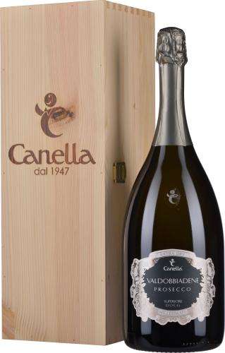 Große, dunkle Prosecco-Flasche mit silbernem Etikett und Folienverschluss, präsentiert vor einer eleganten Holzkiste.