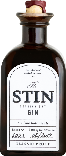 Braune Glasflasche mit einem klassischen, eleganten Etikett und rotem Wachssiegel auf einem Korkverschluss.