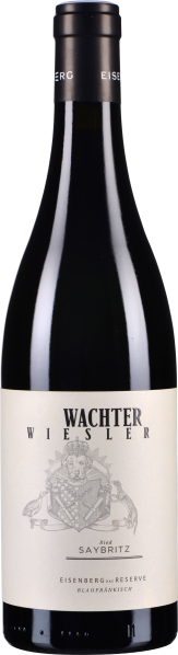 Die Weinflasche hat ein schlichtes, elegantes Design mit einem schwarzen Verschluss. Das Etikett ist hell und zeigt ein zentrales Emblem, das ein kunstvolles Wappen darstellt. Die Flaschenform ist klassisch mit einer schmalen, eleganten Silhouette.