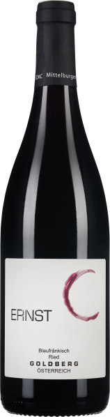 Die Flasche zeigt einen eleganten Rotwein mit einer tiefen, dunklen Farbe. Das Etikett ist schlicht in Weiß gehalten, mit einem künstlerischen roten Halbkreis und schwarzem Text. Der Verschluss ist schwarz.