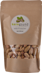 Braune Kraftpapier-Verpackung mit Sichtfenster, das geöffnete Pistazien zeigt. Einfache, natürliche Optik mit grünem Logo und minimalistischem Design.