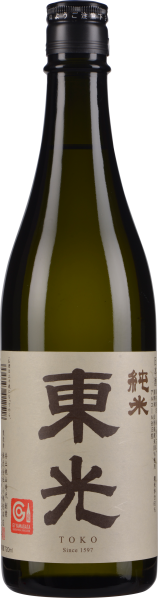 Dunkle Flasche mit metallischem Schraubverschluss, beigefarbenes Etikett mit großen schwarzen Schriftzeichen und rotem Akzent unten links.