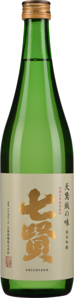 Grüne Glasflasche mit goldfarbenem Schraubverschluss, darauf ein großes goldfarbenes Schriftzeichen und weitere dunkle Schrift auf hellem Etikett.