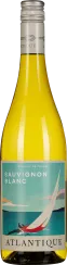 Flasche Sauvignon Blanc mit silbernem Schraubverschluss; das Etikett zeigt ein stilisiertes Segelboot vor einem farbigen Horizont.