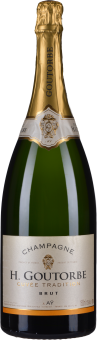 Die Flasche zeigt Champagner mit grünem Glas und goldener Folie am Hals, sowie einem eleganten, cremefarbenen Etikett mit schwarzen und goldenen Schriftzügen.