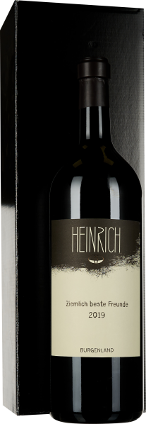 Die Weinflasche steht vor einem schwarzen Hintergrund. Sie hat ein dunkelbraunes Etikett mit modernem Design und einer cremefarbenen Beschriftung. Der Verschluss der Flasche ist ebenfalls dunkel gefärbt.