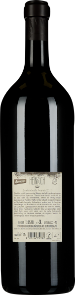 Große Weinflasche mit schwarzem Verschluss und detailliertem Etikett auf dunklem Hintergrund.