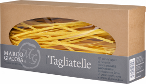 Rechteckige Verpackung mit Sichtfenster, gefüllt mit gelben Tagliatelle-Nudeln. Die Verpackung ist aus brauner Pappe mit grauem Etikett, darauf stilisierte Grafikelemente.