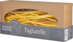 Rechteckige Verpackung mit Sichtfenster, gefüllt mit gelben Tagliatelle-Nudeln. Die Verpackung ist aus brauner Pappe mit grauem Etikett, darauf stilisierte Grafikelemente.