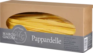 Rechteckige Schachtel aus braunem Karton mit ovalem Sichtfenster, das breite, gelbe Pappardelle-Nudeln zeigt. Elegantes Design mit grauem Etikett.