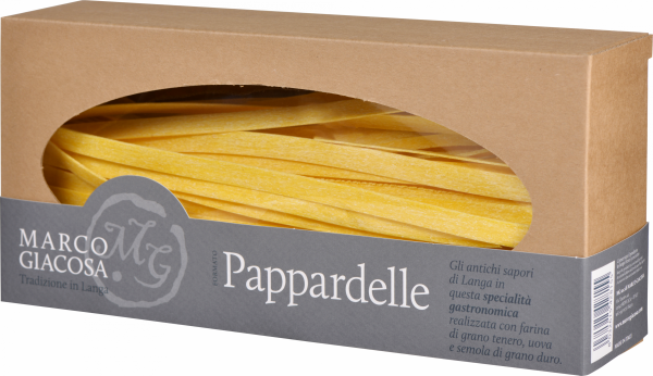 Rechteckige Schachtel aus braunem Karton mit ovalem Sichtfenster, das breite, gelbe Pappardelle-Nudeln zeigt. Elegantes Design mit grauem Etikett.