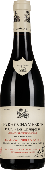 Eine Weinflasche mit einem schwarzen, glänzenden Etikett und einem cremefarbenen oberen Bereich. Der Flaschenhals ist mit einem eleganten Muster verziert. Darauf befindet sich ein Papieretikett mit klassischer Typografie und einem kleinen Wappen.