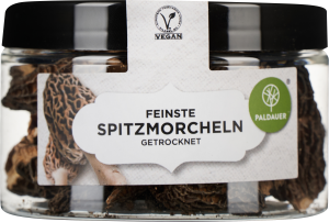 Ein Glasgefäß mit schwarzem Deckel, gefüllt mit getrockneten, braunen Spitzmorcheln. Auf der Vorderseite befindet sich ein Etikett mit minimalistischem Design, das eine Abbildung einer Morchel und ein grünes Logo zeigt. Der Inhalt ist durch das transparen