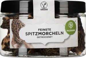 Ein Glasgefäß mit schwarzem Deckel, gefüllt mit getrockneten, braunen Spitzmorcheln. Auf der Vorderseite befindet sich ein Etikett mit minimalistischem Design, das eine Abbildung einer Morchel und ein grünes Logo zeigt. Der Inhalt ist durch das transparen