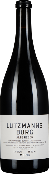 Dunkle Weinflasche mit schlichter, weißer Etikettierung und schwarzem Verschluss, spiegelt Lichtreflexionen wider.