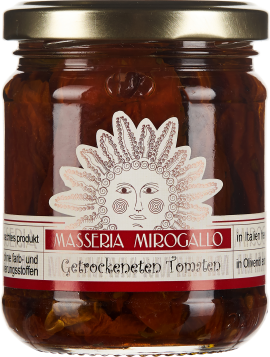 Ein Glas mit getrockneten Tomaten in Olivenöl, mit einem goldenen Deckel und Etikett in Rot- und Weißtönen. Das Etikett zeigt ein kunstvolles Gesichtsmotiv mit welligem Haar.