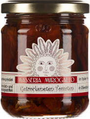 Ein Glas mit getrockneten Tomaten in Olivenöl, mit einem goldenen Deckel und Etikett in Rot- und Weißtönen. Das Etikett zeigt ein kunstvolles Gesichtsmotiv mit welligem Haar.