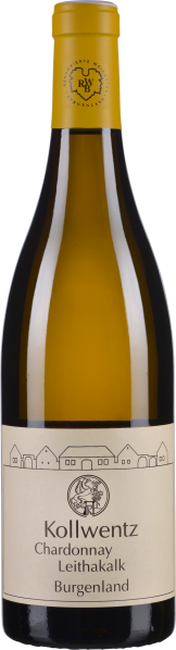 Die Weinflasche hat ein minimalistisches Etikett in Beige mit schwarzer Schrift und einem kleinen Emblem. Der Flaschenhals ist mit einer gelben Folie überzogen. Der Wein ist in einer klaren Glasflasche abgefüllt.