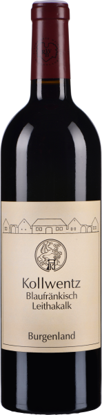 Flasche mit dunkelrotem Wein, schlichtes cremefarbenes Etikett mit schwarz-weißer Illustration von Gebäuden. Dunkelrote Kapsel über dem Flaschenhals.