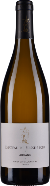 Eine schlanke Weinflasche mit grünlichem Schimmer, einem eleganten Etikett in Cremefarbe und goldener Schrift. Die schwarze Kapsel zeigt ein feines, goldenes Emblem.