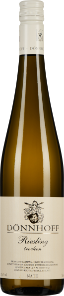 Die Weinflasche hat ein schlankes, elegantes Design mit einem hellen Etikett und einem weißen Schraubverschluss. Sie enthält einen klaren, goldgelben Riesling.