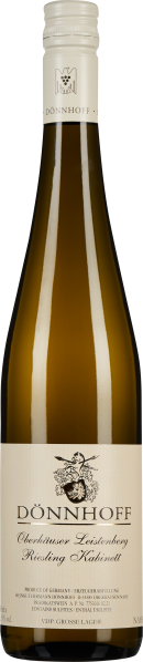 Schlanke Weinflasche mit weißem Schraubverschluss und elegantem Etikett; der Wein schimmert klar goldgelb.