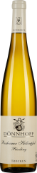 Klarglasflasche mit goldenem Wein, elegante weiße Kapsel und elfenbeinfarbenem Etikett mit stilvollem Wappen.