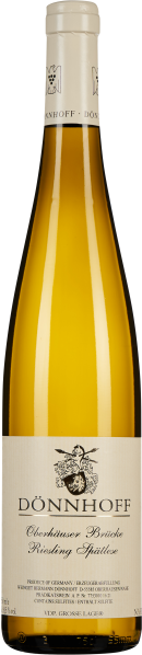 Bild einer eleganten Weinflasche mit klarer, schlanker Form. Die Flasche enthält goldgelben Wein und hat ein helles Etikett mit einem stilvollen Emblem. Der Hals der Flasche ist mit einer hellen Kapsel verschlossen.