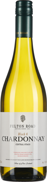 Die Weinflasche zeigt einen Chardonnay mit golden-gelber Flüssigkeit. Die Flasche besitzt ein schlichtes Etikett in Weiß mit schwarzem Text und einem grünen Flaschenverschluss.